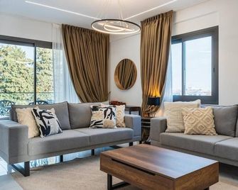 Casino & Mall Luxury Jacuzzi Penthouse Suite - Limasol - Oturma odası