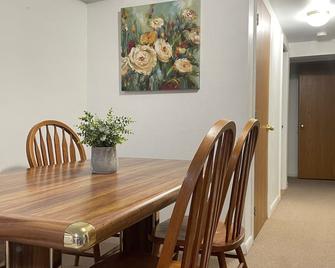 Quaint Downstairs Apartment by Campus w/amenities - Laramie - Dining room