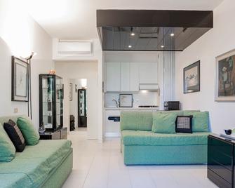 H11 [Verde Giada] Piscina - Tennis - Parcheggio - San Remo - Living room