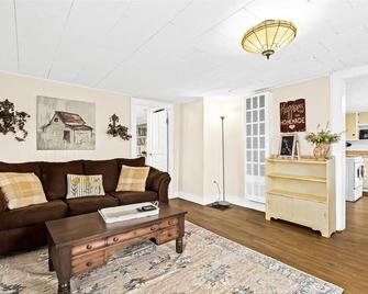 Quaint Cottage 2 Bedroom Unit in Downtown Fenton - Fenton - Living room
