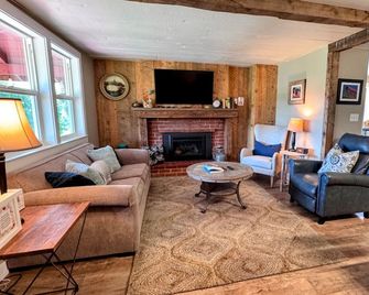 Couples 1 Bedroom Cabin, Hot Tub, Fire-Pit, Pets On 40 Acres! - Mariposa - Obývací pokoj