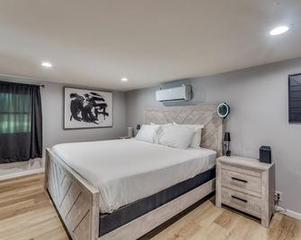 'Stylish Oasis: Modern Comfort! - Hutchinson - Bedroom