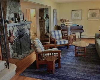 Renee's Lake House: Lakefront home with Beautiful views of Lake Erie. - Angola - Sala de estar