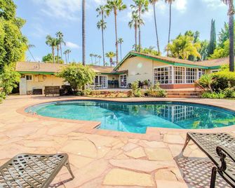 Romantic and huge house with resort like backyard and gorgeous pool - Woodland Hills - Pool