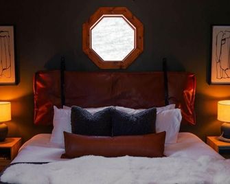 Cozy Cabin With Hot Tub - Near all in Hocking Hills - Logan - Bedroom