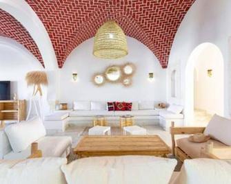 Dar Barsha: Beach front white sand and happiness - Rafrāf - Lounge