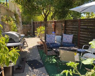 Large secluded guest suite with patio & garden looking on the Golden Gate Bridge - Oakland - Patio