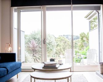 Polperro Villas - Red Hill - Living room
