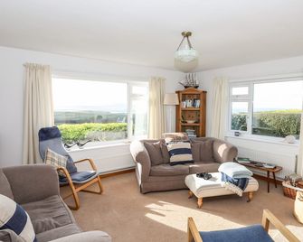 Yr Orsedd - Holyhead - Living room
