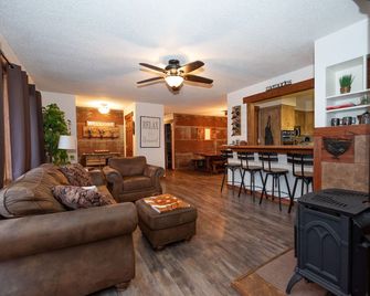 Country in the City | Massage Chair and Fireplace | Close to Downtown - Decorah - Sala de estar