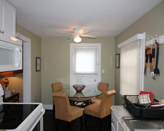 Indian River Lagoon Waterfront Cottages - Fort Pierce - Dining room