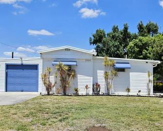Fisherman's Get-A-Way - Okeechobee - Building