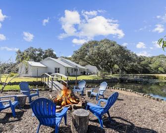 2 houses/5+bedrooms! Party Barn with games! Stocked Pond! On 5 acers-Sleeps 18 - Columbus - Innenhof