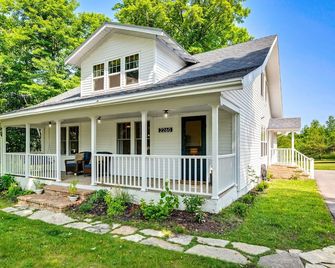 Family-Friendly, Historic, Renovated Sister Bay Farmhouse + Suite w/ Crib + Toys - Sister Bay - Budova
