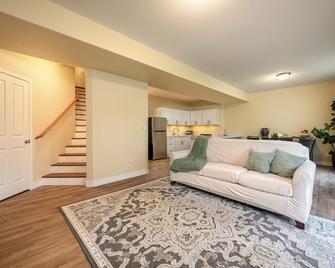 Upscale Private Getaway near Seattle - Mountlake Terrace - Living room