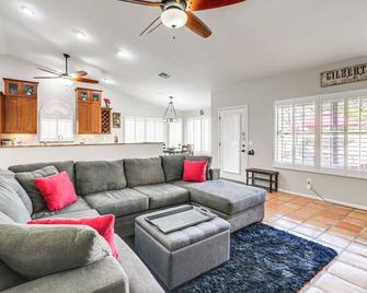 3 Mi to Dtwn Home with Heated Pool in Gilbert - Gilbert - Living room