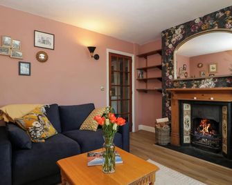 Holly Cottage - Malvern - Living room