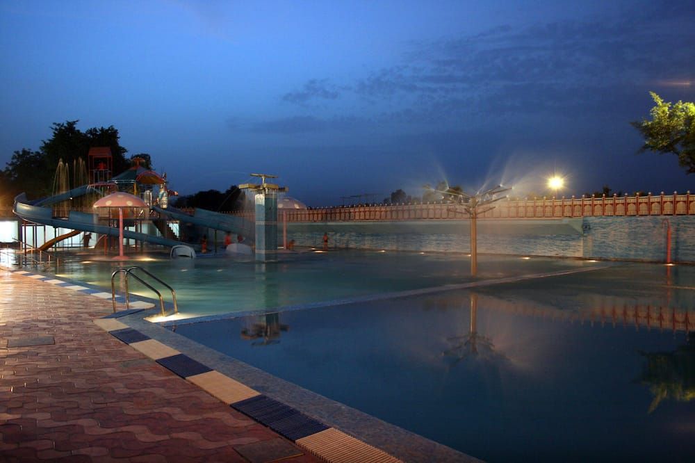 Aapno Ghar Resort - גורגאון - בריכה