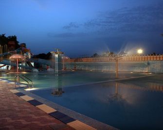 Aapno Ghar Resort - גורגאון - בריכה