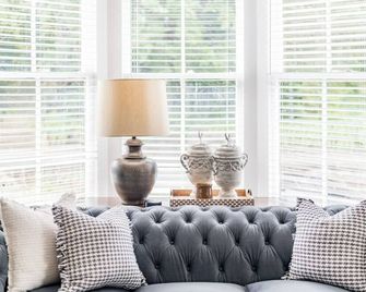 Charming Walkable Downtown Getaway w/ Coffee Bar! - Lynchburg - Living room