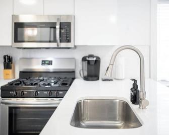 Spacious Midtown Getaway Stylish & Walkable - Atlanta - Kitchen