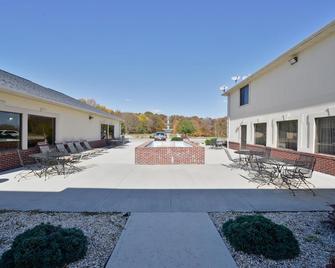 Baymont by Wyndham Albany - Albany - Patio