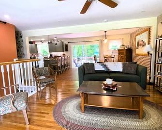 Amazing Sunsets and Views\n3 Minutes Outside Lake Placid - Lake Placid - Living room