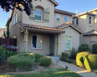 Charming house in enjoyable Sacramento with WiFi, AC,Close to Airport - סקרמנטו - בניין