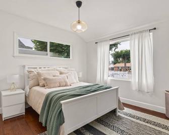 Goode Homes Luxury Family Home - San Fernando - Bedroom