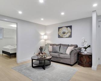 New Two Bedroom Apartment In Waterloo - Waterloo - Living room