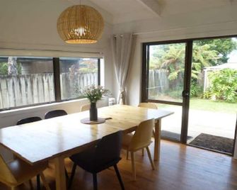 Riverside Retreat - 3 Bedrooms + Fully Contained Sleepout + Hot Tub - Whangamata - Eetruimte