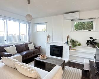 Sun-kissed Spa Retreat - Hastings - Living room