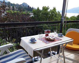 Holiday home 50 meters from Lake. Calm. Large balcony overlooking the lake - Porto Valtravaglia - Balcony