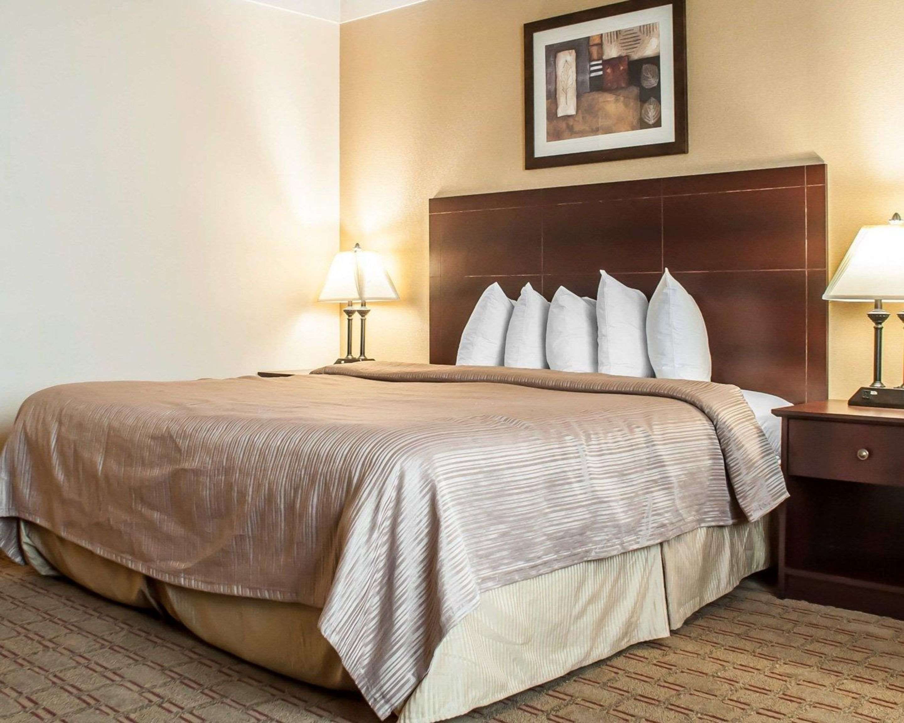 Quality Inn Airport 42 1 1 0 Buffalo Hotel Deals Reviews