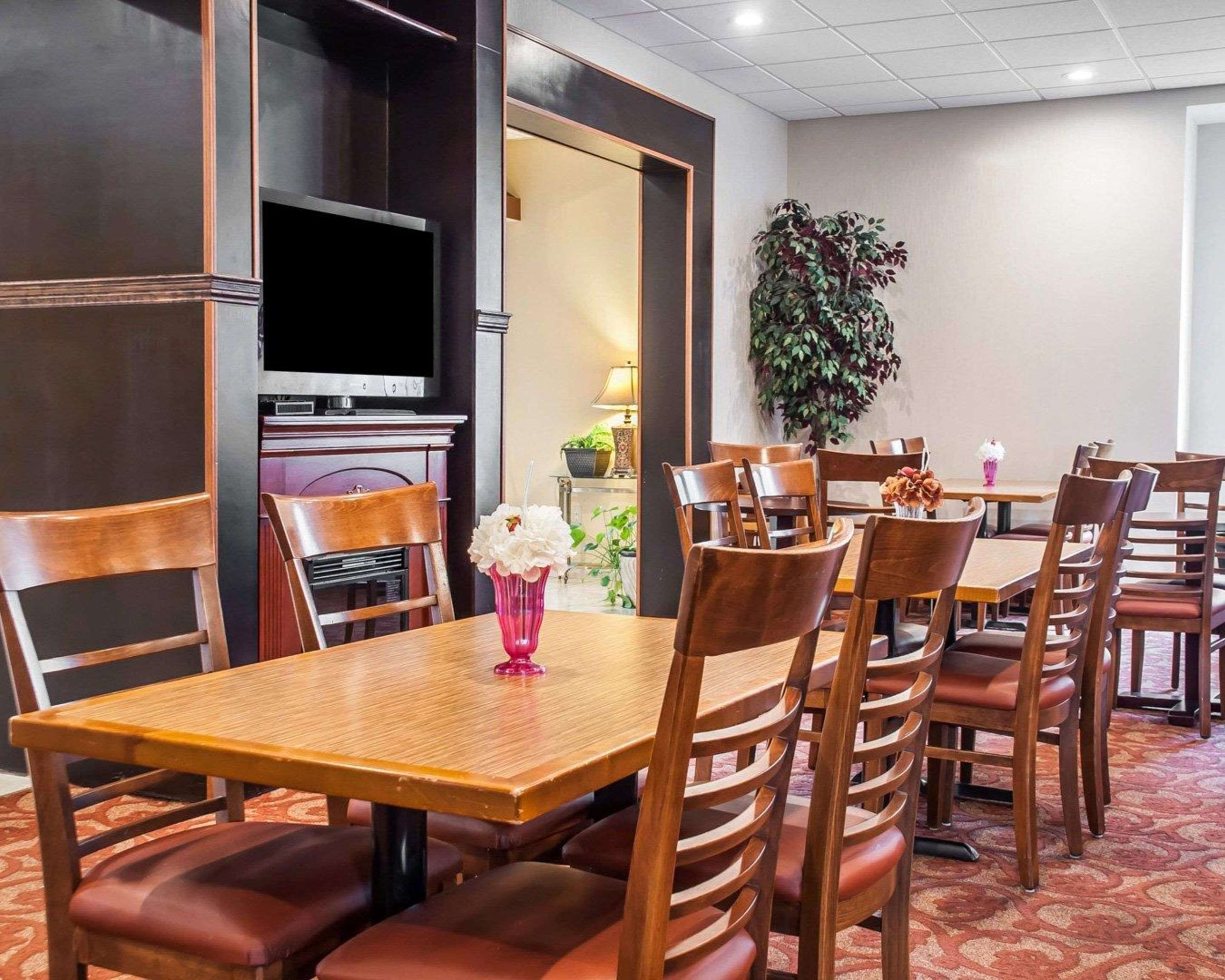 Quality Inn Airport 42 1 1 0 Buffalo Hotel Deals Reviews