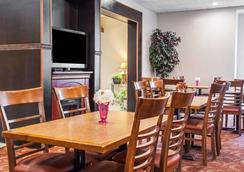 Quality Inn Airport 42 1 1 0 Buffalo Hotel Deals Reviews