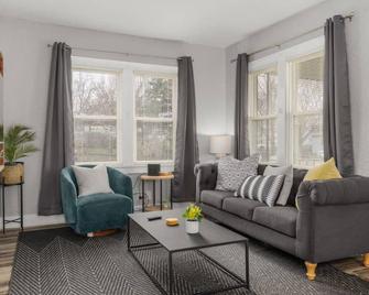 Park · Land on Park Avenue then Pass Go- 3bed 1bath Home - East Peoria - Living room
