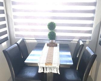 So 'Time to Wander' Pet friendly and free early check-in! - Fort Myers - Dining room