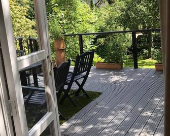 Garden Double Room with own door access and bathroom - Newry - Parveke