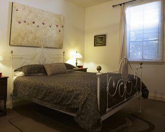 Amy's House Bed & Breakfast - Auburn