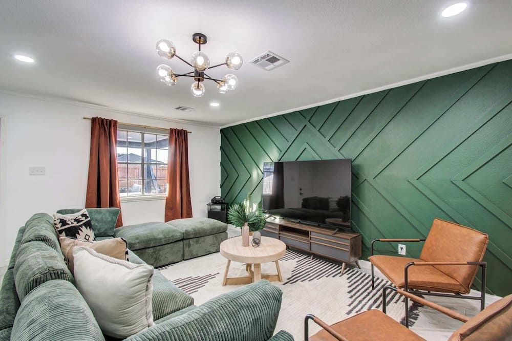 5-Bd,2-Ba Tranquil Retreat Ft Jacuzzi & Playground - هيوستن - غرفة معيشة