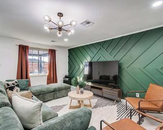 5-Bd,2-Ba Tranquil Retreat Ft Jacuzzi & Playground - هيوستن - غرفة معيشة