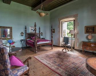 Relaxing Holiday In The Castle With Its Own Park And Lake Landscape - Le Mené - Habitación