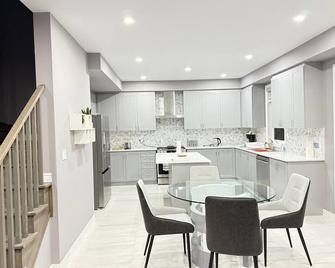 4-Bdrm Comfort with Fireplace mins from Downtown - Порт-Колборн - Кухня