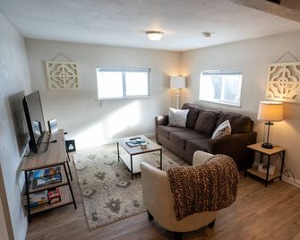 7 Mins to Glacier National Park Cottage Farm Stay With Hot Tub - Coram - Living room