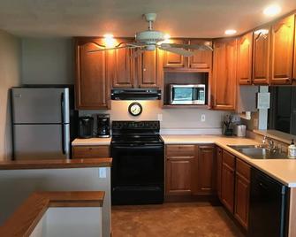 The Lake James Retreat - Fremont - Kitchen