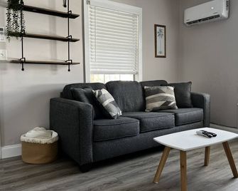 Cozy Cottage Near the Beach! - New Smyrna Beach - Living room