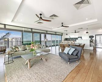 Ultimate Penthouse, Majestic Harbour Views + Pool - Darwin - Living room