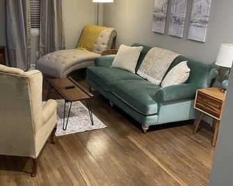 Sherwood Cottage - Renovated - Wheeling - Sala de estar