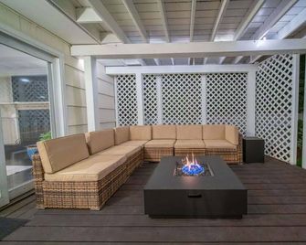 5BR Shippan Beach House with Game Room and Huge Backyard - Stamford - Patio